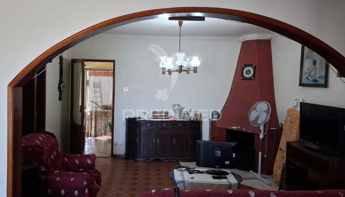 Moradia t2 com anexos e terreno na vila de alpiarça.