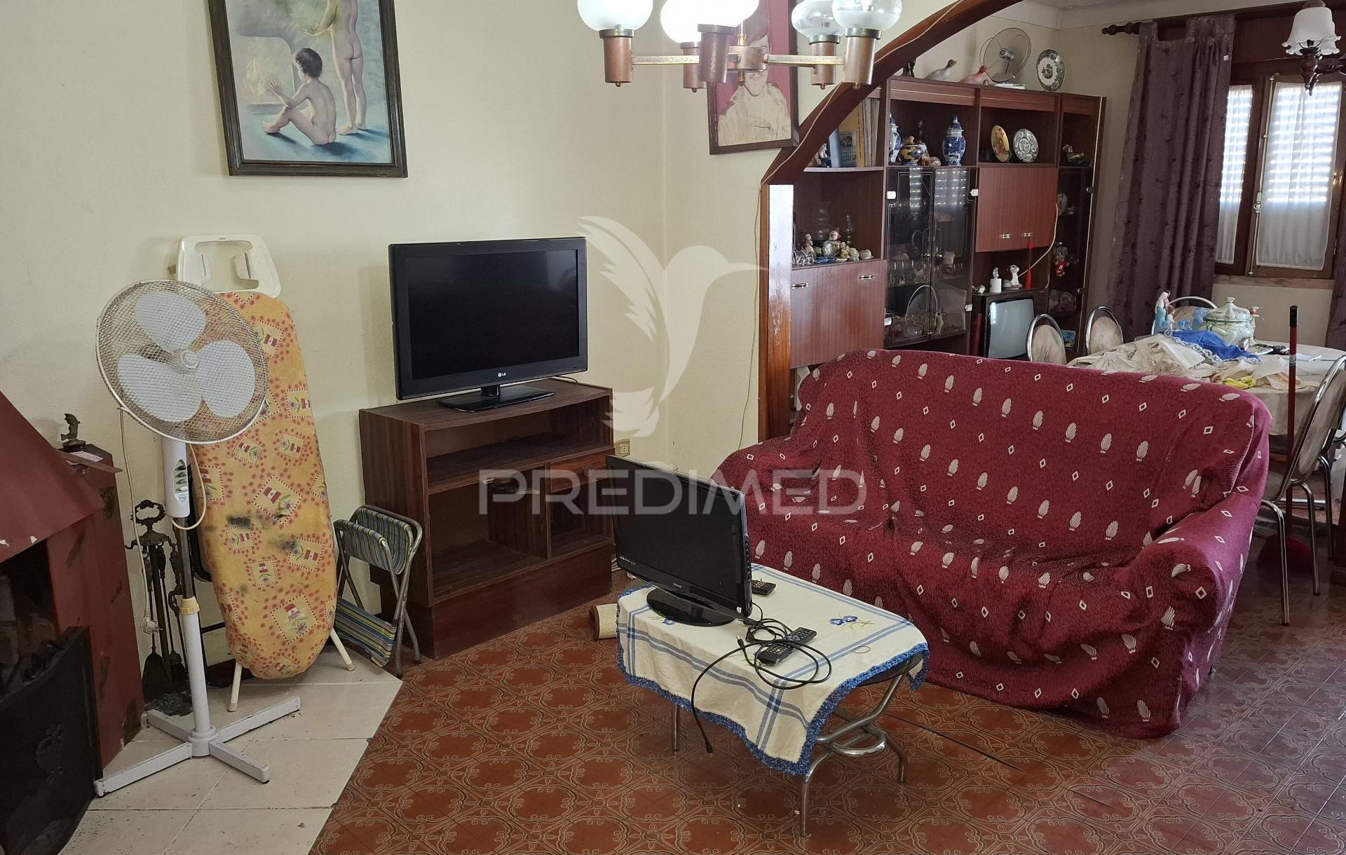 Moradia t2 com anexos e terreno na vila de alpiarça.