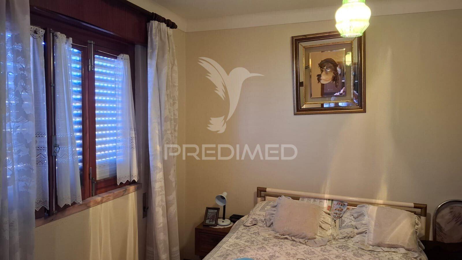 Moradia t2 com anexos e terreno na vila de alpiarça.