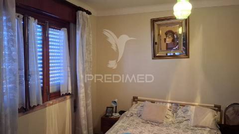 Moradia t2 com anexos e terreno na vila de alpiarça.