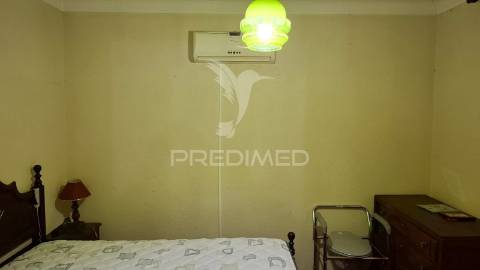 Moradia t2 com anexos e terreno na vila de alpiarça.