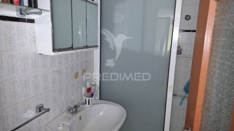 Moradia t2 com anexos e terreno na vila de alpiarça.