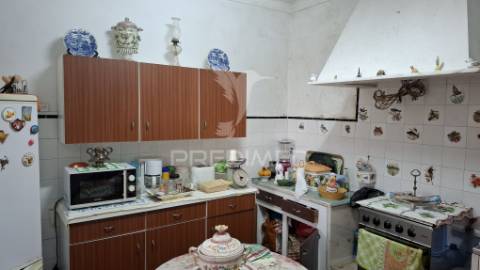 Moradia t2 com anexos e terreno na vila de alpiarça.