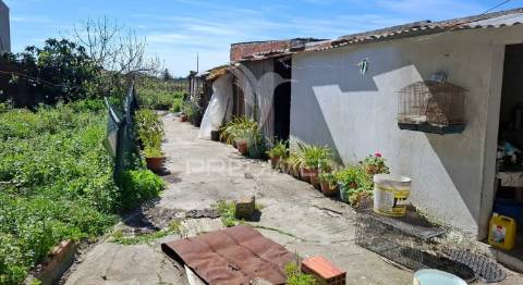 Moradia t2 com anexos e terreno na vila de alpiarça.