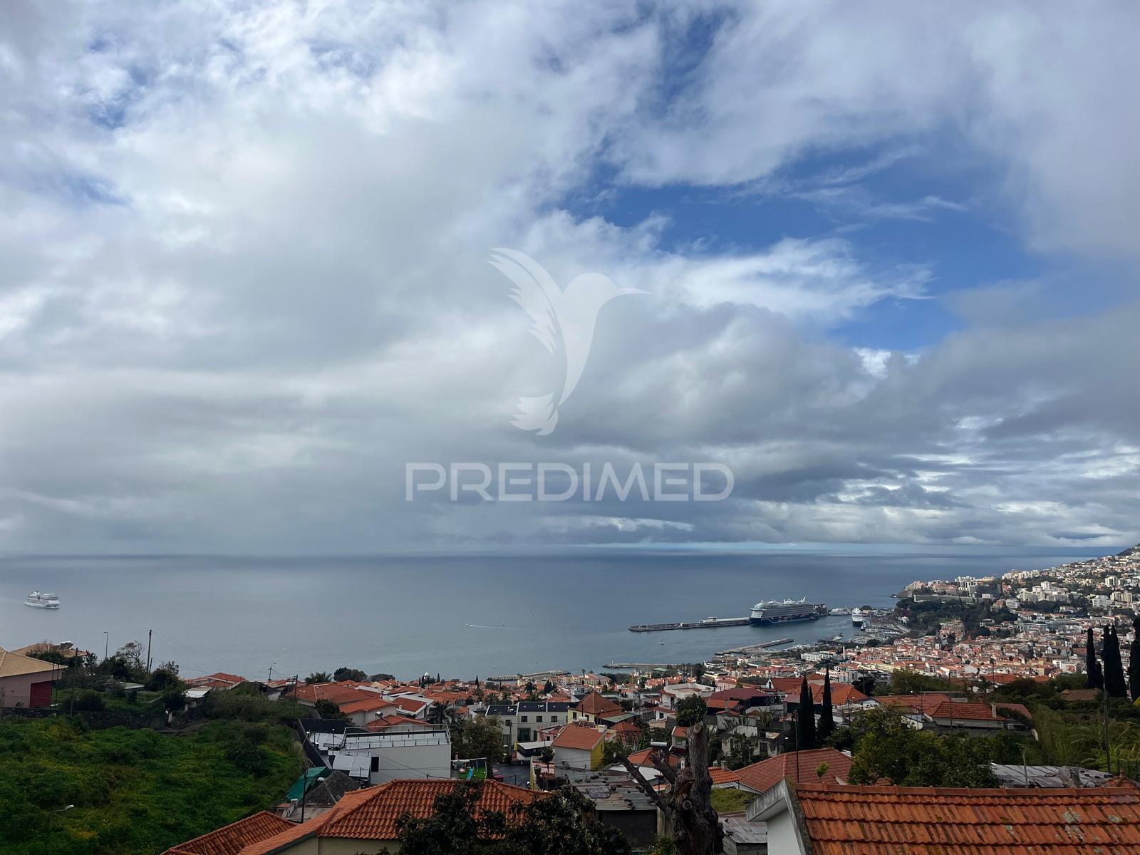 Moradia minimalista de sonho com vista deslumbrante sobre o porto do funchal e o anfiteatro da cidade.