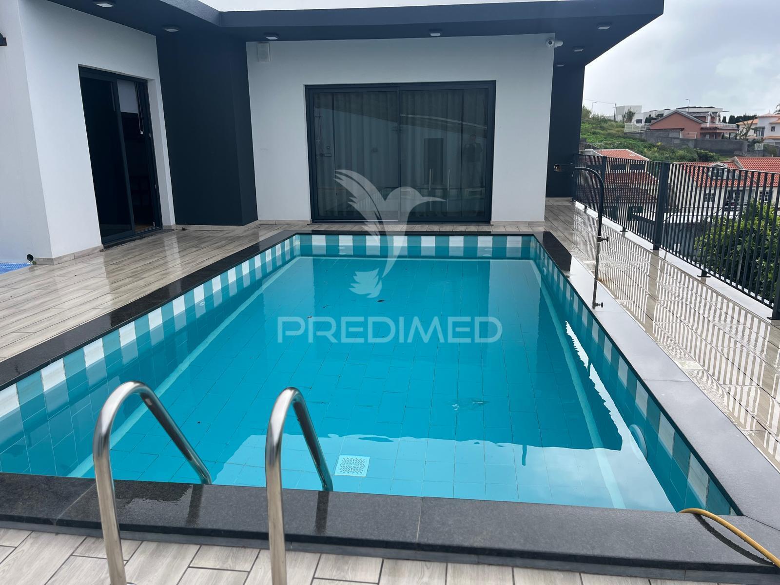 Moradia minimalista de sonho com vista deslumbrante sobre o porto do funchal e o anfiteatro da cidade.