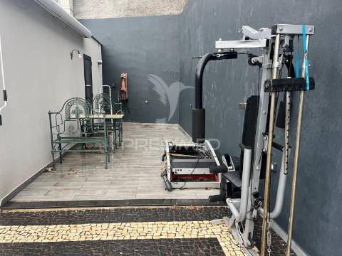 Moradia minimalista de sonho com vista deslumbrante sobre o porto do funchal e o anfiteatro da cidade.