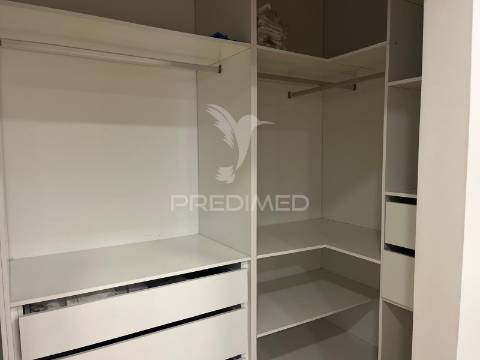 Moradia minimalista de sonho com vista deslumbrante sobre o porto do funchal e o anfiteatro da cidade.