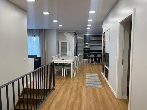 Moradia minimalista de sonho com vista deslumbrante sobre o porto do funchal e o anfiteatro da cidade.