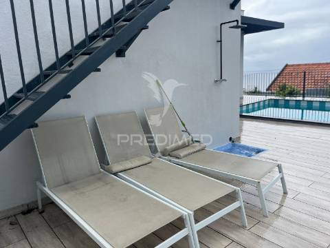 Moradia minimalista de sonho com vista deslumbrante sobre o porto do funchal e o anfiteatro da cidade.