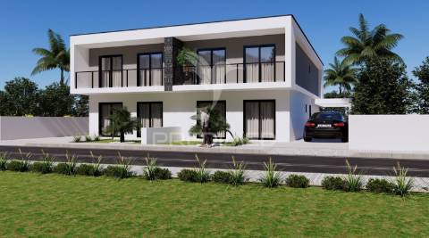 Moradia bi-familiar com piscina- 2 fracções t4