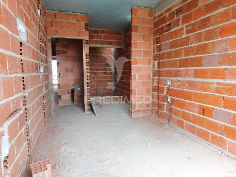 Moradia bi-familiar com piscina- 2 fracções t4