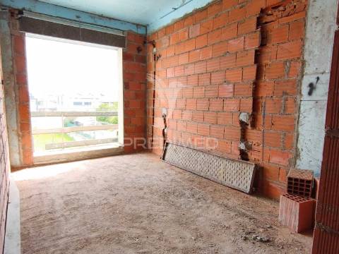 Moradia bi-familiar com piscina- 2 fracções t4