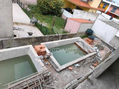 Moradia bi-familiar com piscina- 2 fracções t4