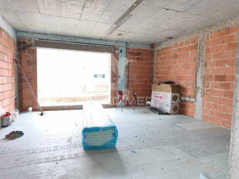 Moradia bi-familiar com piscina- 2 fracções t4