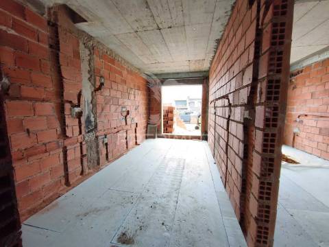 Moradia bi-familiar com piscina- 2 fracções t4