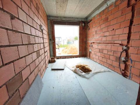 Moradia bi-familiar com piscina- 2 fracções t4