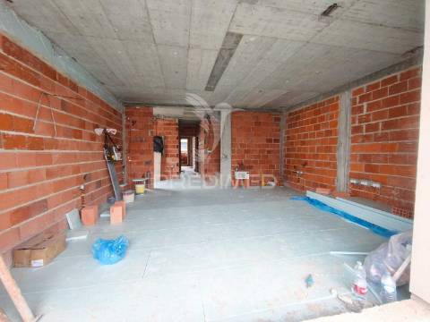 Moradia bi-familiar com piscina- 2 fracções t4