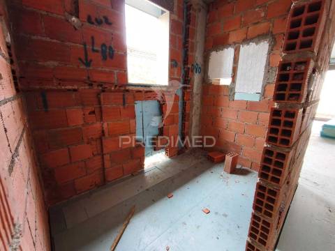 Moradia bi-familiar com piscina- 2 fracções t4