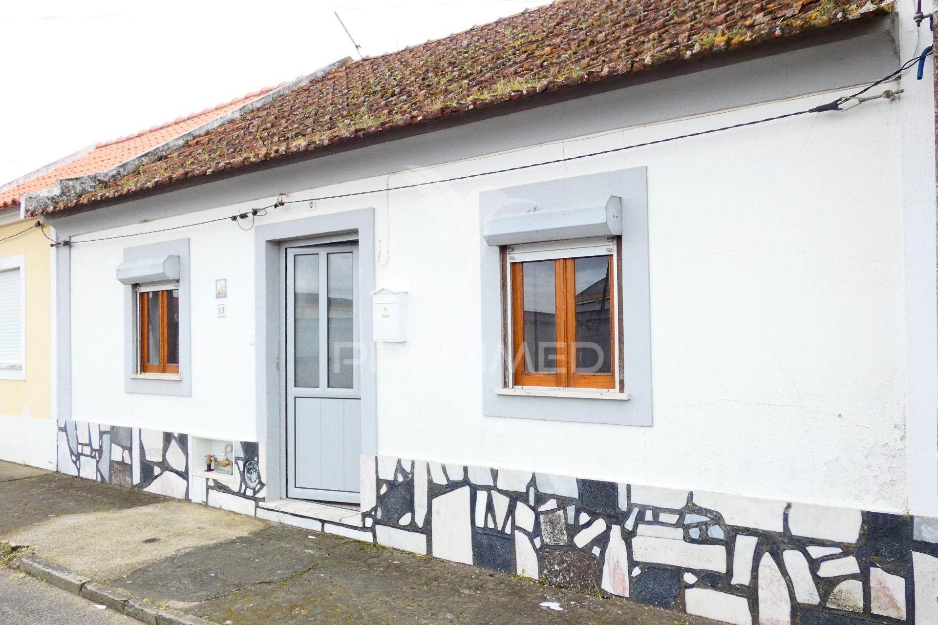 Moradia geminada t3 com logradouro  em muge