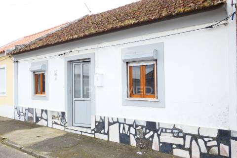 Moradia geminada t3 com logradouro  em muge