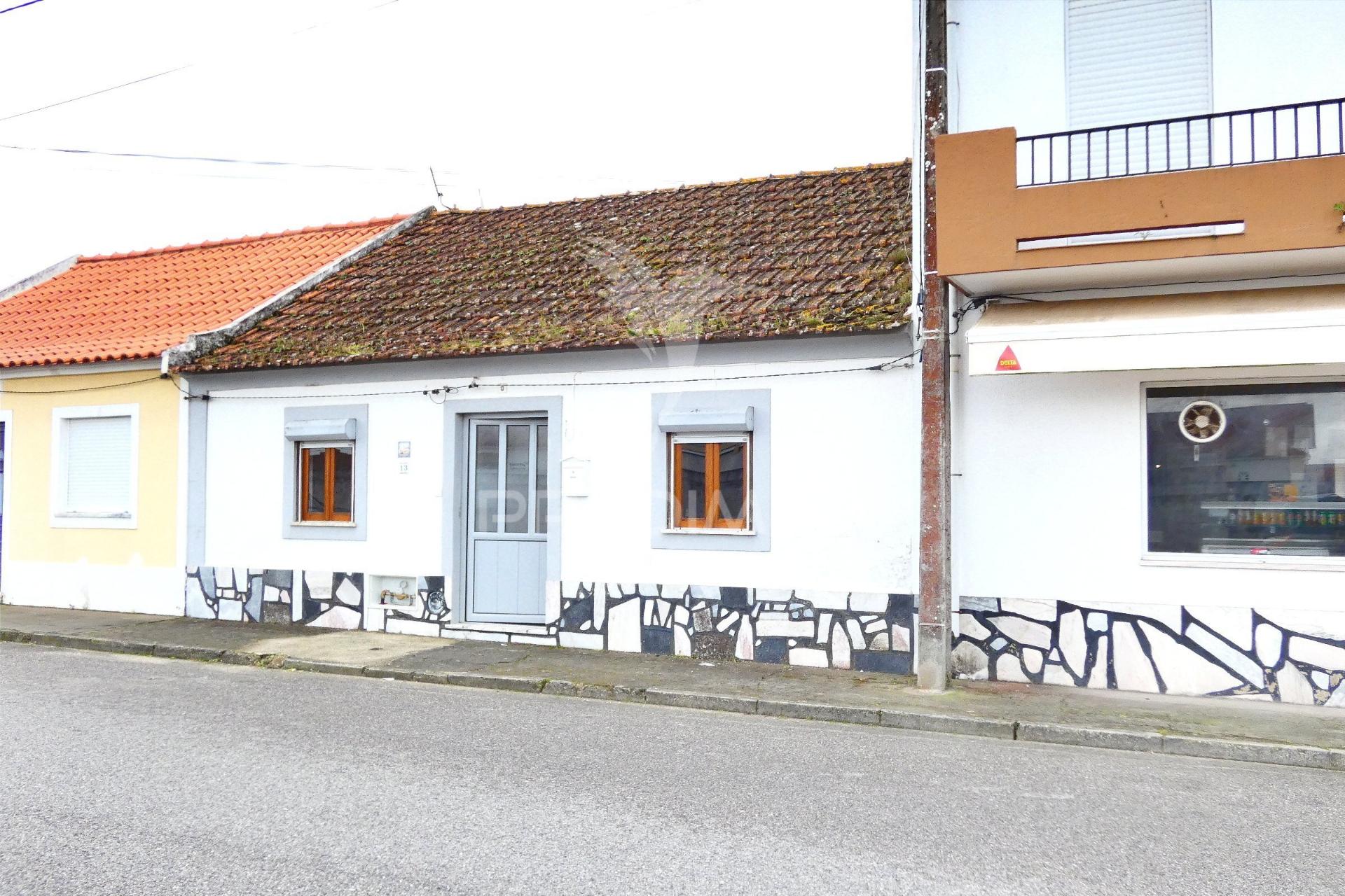 Moradia geminada t3 com logradouro  em muge