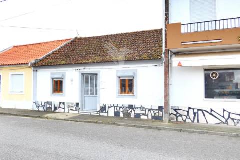 Moradia geminada t3 com logradouro  em muge