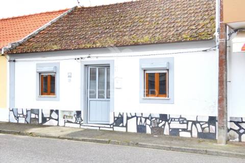 Moradia geminada t3 com logradouro  em muge