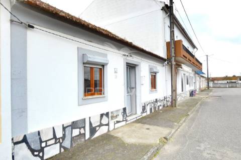 Moradia geminada t3 com logradouro  em muge