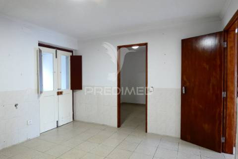 Moradia geminada t3 com logradouro  em muge