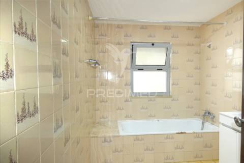 Moradia geminada t3 com logradouro  em muge