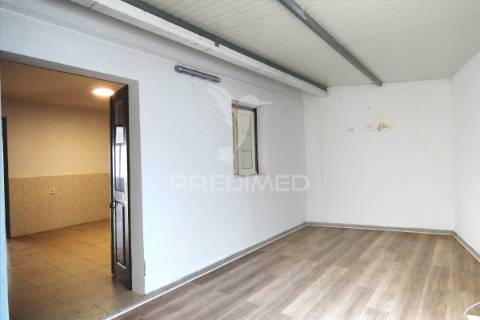 Moradia geminada t3 com logradouro  em muge