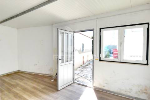 Moradia geminada t3 com logradouro  em muge