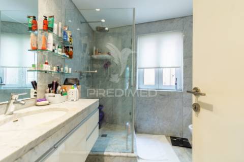 Apartamento t2 com parqueamento, piscina e jardim- rua das farinhas - santa maria maior - lisboa - 998.000€