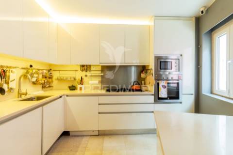 Apartamento t2 com parqueamento, piscina e jardim- rua das farinhas - santa maria maior - lisboa - 998.000€