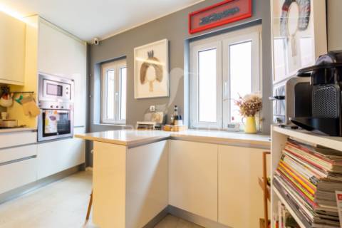 Apartamento t2 com parqueamento, piscina e jardim- rua das farinhas - santa maria maior - lisboa - 998.000€