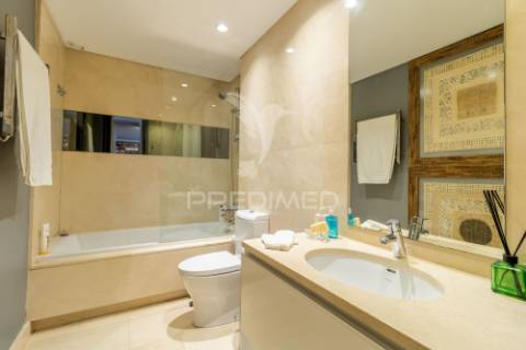 Apartamento t2 com parqueamento, piscina e jardim- rua das farinhas - santa maria maior - lisboa - 998.000€