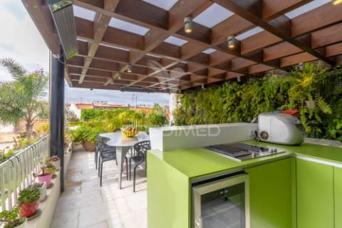 Apartamento t2 com parqueamento, piscina e jardim- rua das farinhas - santa maria maior - lisboa - 998.000€