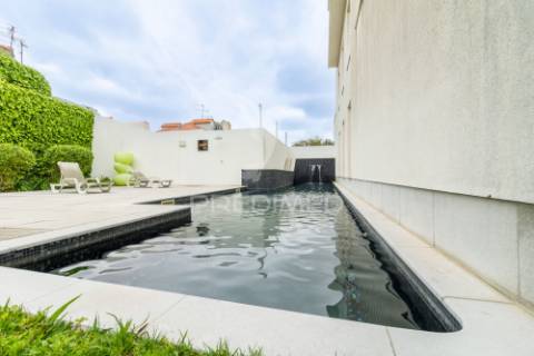 Apartamento t2 com parqueamento, piscina e jardim- rua das farinhas - santa maria maior - lisboa - 998.000€