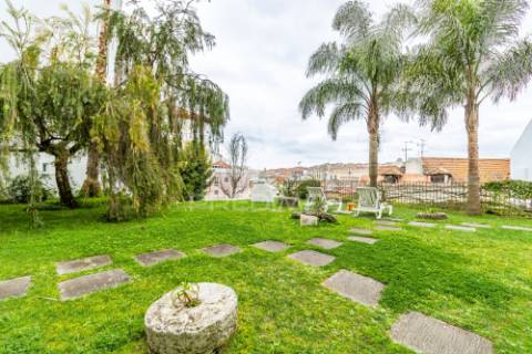 Apartamento t2 com parqueamento, piscina e jardim- rua das farinhas - santa maria maior - lisboa - 998.000€