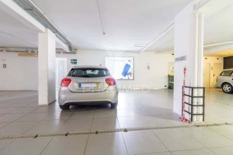 Apartamento t2 com parqueamento, piscina e jardim- rua das farinhas - santa maria maior - lisboa - 998.000€