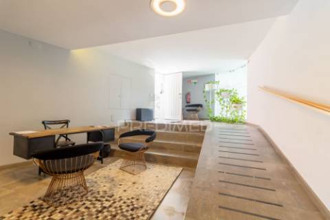 Apartamento t2 com parqueamento, piscina e jardim- rua das farinhas - santa maria maior - lisboa - 998.000€