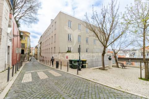 Apartamento t2 com parqueamento, piscina e jardim- rua das farinhas - santa maria maior - lisboa - 925.000€