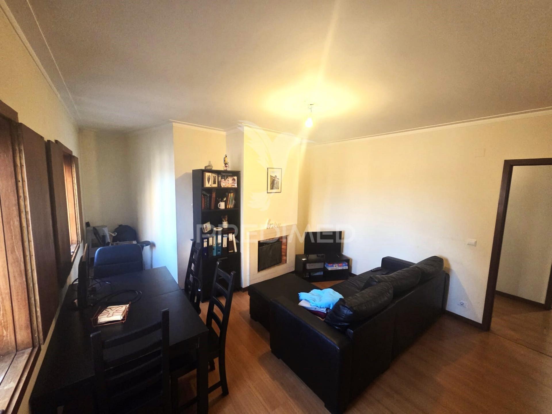 T2 com garagem em pedroso - excelente estado e localização estratégica