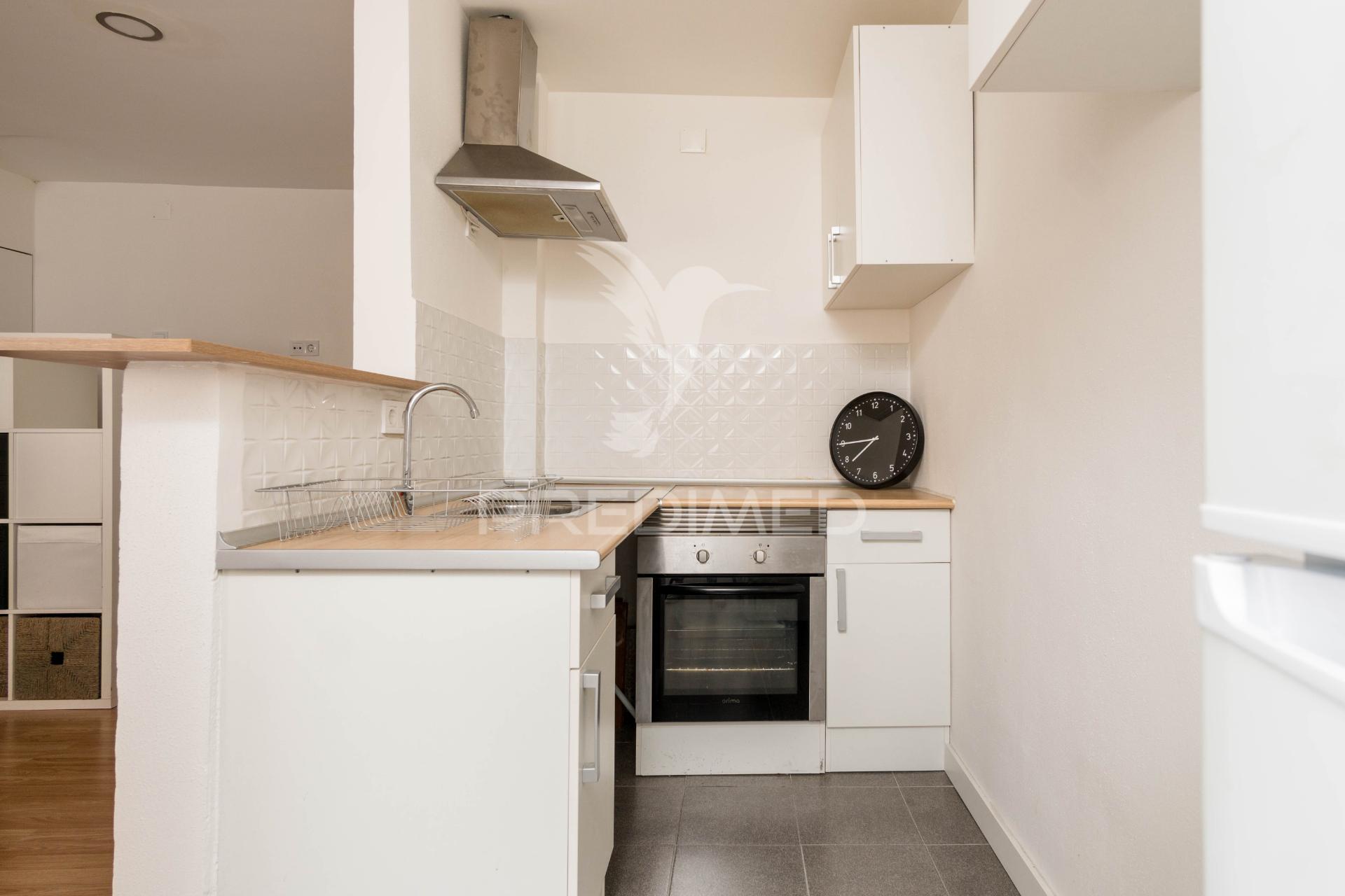 T1 open space remodelado no centro de almada | junto ao beira-mar | excelente localização