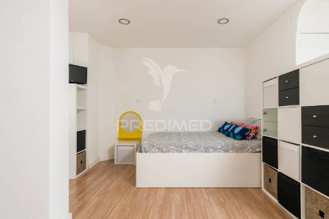 T1 open space remodelado no centro de almada | junto ao beira-mar | excelente localização