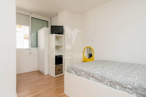 T1 open space remodelado no centro de almada | junto ao beira-mar | excelente localização