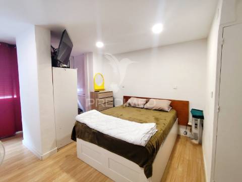 T1 open space remodelado no centro de almada | junto ao beira-mar | excelente localização