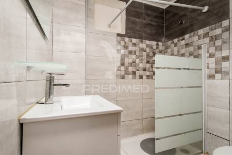 T1 open space remodelado no centro de almada | junto ao beira-mar | excelente localização