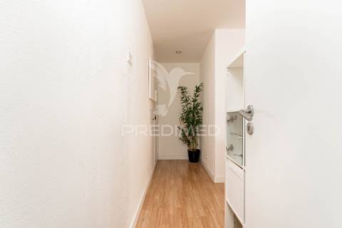 T1 open space remodelado no centro de almada | junto ao beira-mar | excelente localização